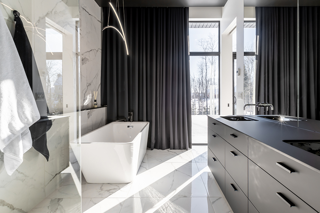 Modern and trendy bathroom by Rochon
