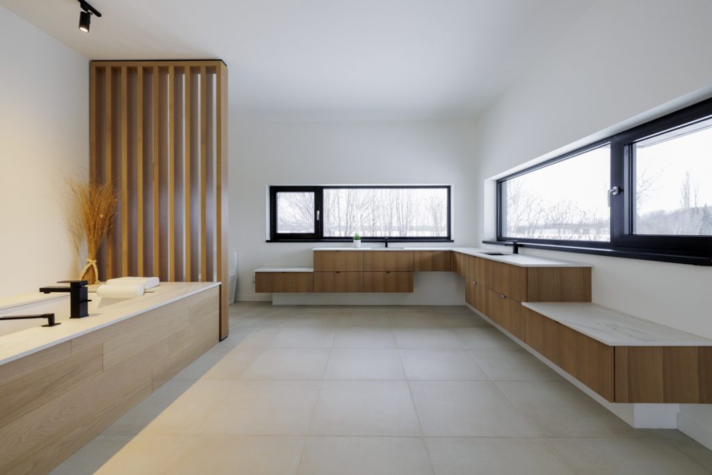 Salle de bain moderne et scsandinave avec mur d'intimité en lattes de bois