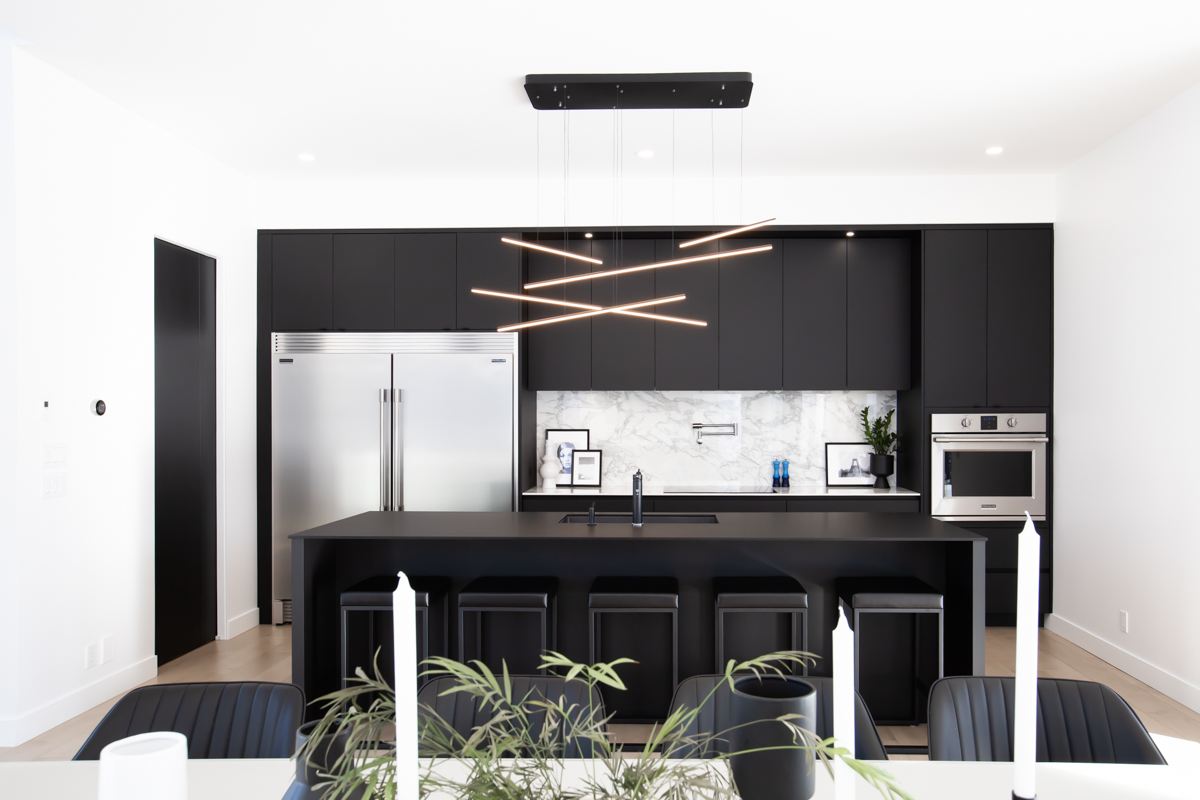 trendy black kitchen cabinet by Cuisines Rochon