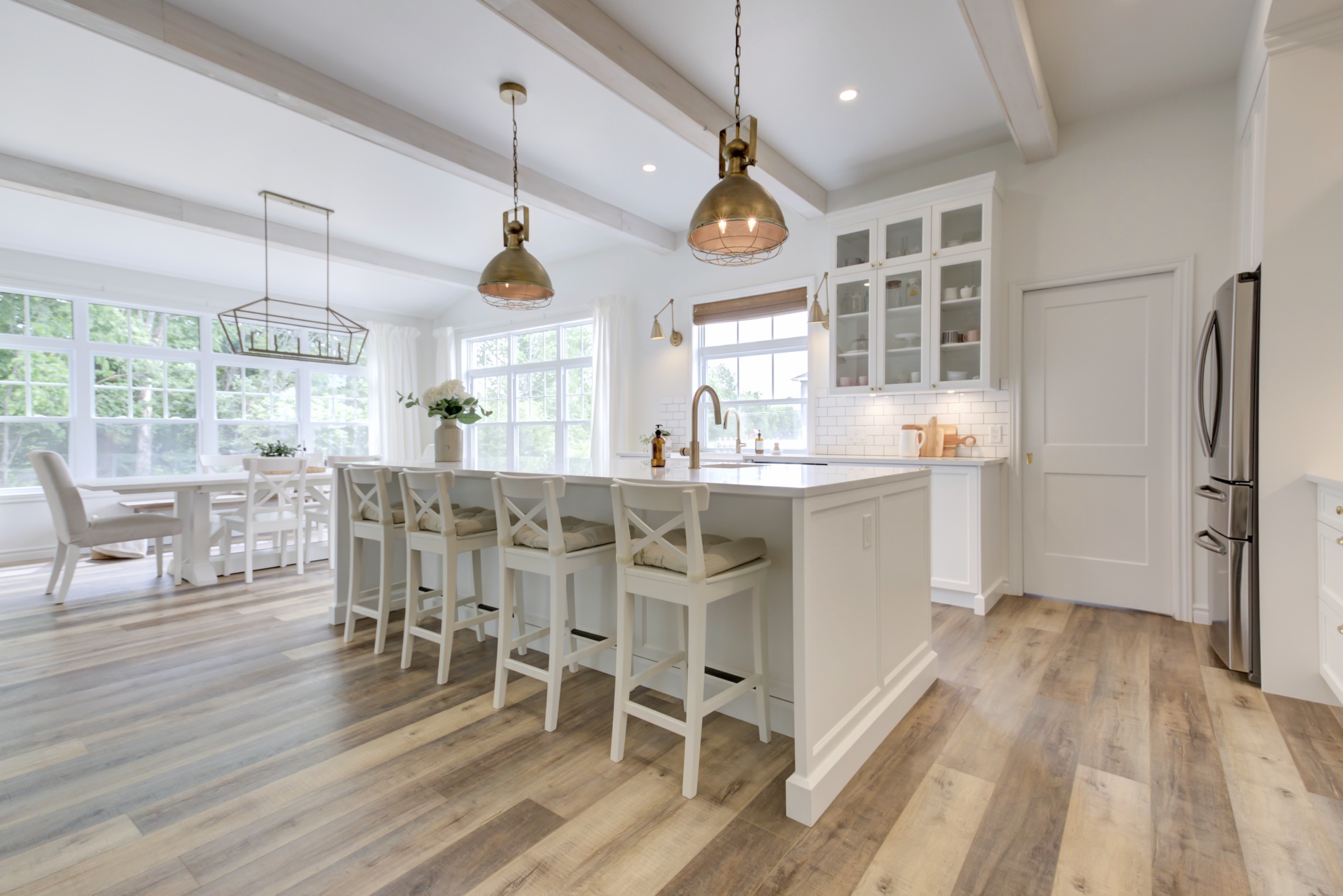 Une cuisine réalisé par Rochon avec un plancher de bois franc.