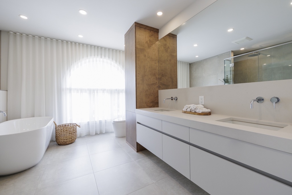 Une salle de bain avec une Vanité de salle de bain blanc.