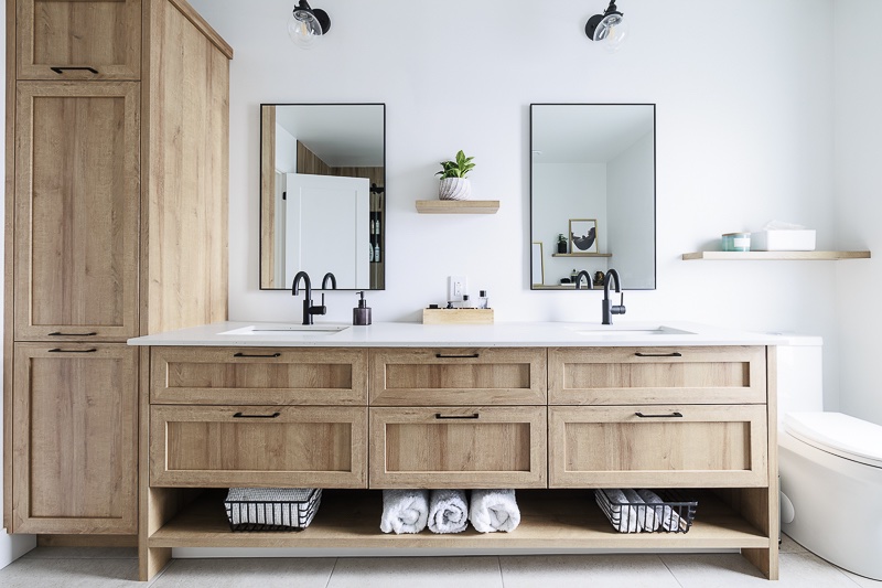 Une salle de bain avec une Vanité de salle de bain en bois.