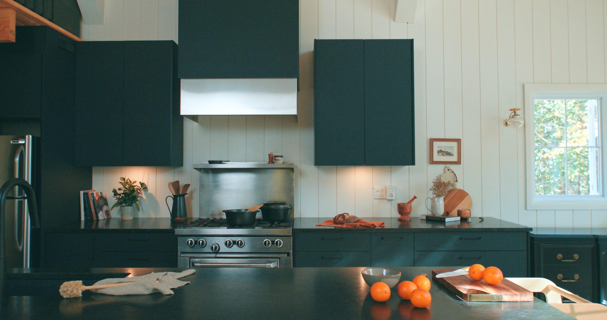 Inviting country kitchen renovation idea with dark furniture, wood accents and a warm atmosphere.