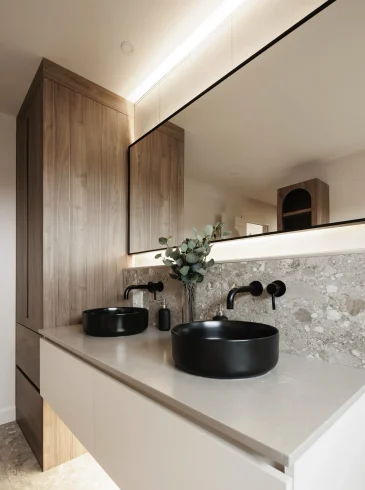 Vanité de salle de bain moderne avec comptoir clair, double vasque ronde noire et miroir rétroéclairé, accents en bois chaleureux | Modern bathroom vanity with light countertop, double black round sinks and backlit mirror, warm wood accents