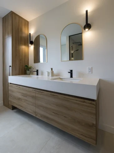 Meuble-lavabo flottant en bois clair avec double vasque rectangulaire et miroirs arqués dorés, style contemporain lumineux | Floating light wood vanity with double rectangular sinks and arched gold mirrors, bright contemporary style
