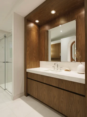Vanité de salle de bain en bois noyer foncé avec lavabo intégré et grand miroir encastré, ambiance moderne et épurée | Dark walnut bathroom vanity with integrated sink and large recessed mirror, modern and clean design