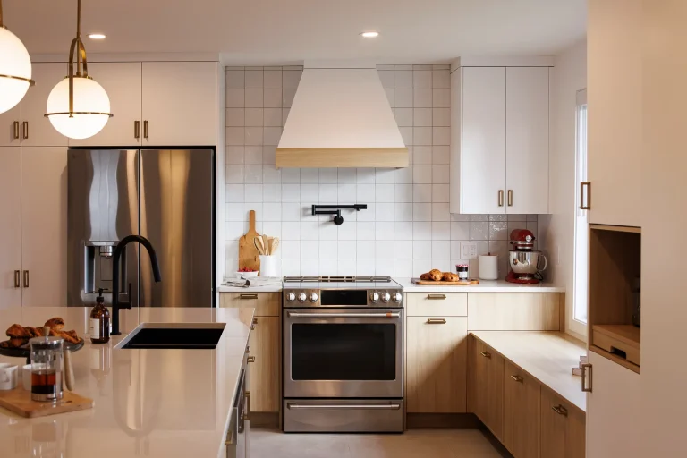 cuisine blanche et bois de style contemporain